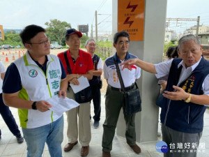 

市議員施志昌會同台中市停車管理處等單位會勘大甲火車站後站台糖土地，停管處允諾投入三百萬元設置停車場。（記者陳榮昌攝）