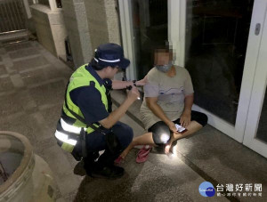 婦人深夜思親，於納骨塔傳出淒涼哭泣聲，讓經過民眾畏懼趕緊報案，經金湖所員警暖心勸導及關懷，並協助安全返家，避免發生危險。