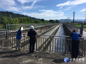 名間警方在水圳四周協尋失蹤的男子。（南投分局提供）