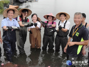 彰化縣長王惠美體驗一日漁夫，下水「網魚」收穫滿滿，一起體驗的人員還有彰化縣議員謝彥慧、彰化區漁會常務監事林明壽、總幹事陳諸讚、彰化縣養殖協會理事長楊福錦、芳苑鄉民代表會副主席陳禮模、縣府農業處長邱奕志等人。