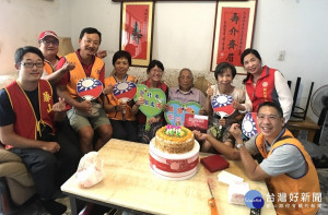 新北市榮民服務處輔導組長藍瑞玲11日率榮欣志工，赴中和區為榮民呂海祥爺爺慶祝百歲壽誕