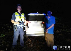 男子因到六輕洽公的路況不熟而使用導航帶路，竟在半夜開到濁水溪岸受困，橋頭所員警獲報火速前往救援，終在險象環生的泥濘中，成功尋獲男子化解危機。