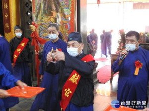 陳副縣長代表林縣長任正獻官。（縣府提供）
