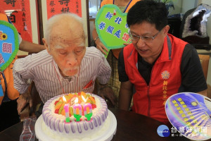 新北市榮民服務處總幹事李復鄉赴汐止區翠柏新村，與該村社工人員共同為百歲老將軍何冠傑爺爺慶祝壽辰