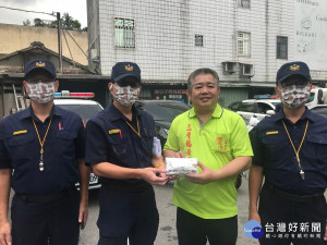 大溪警方辛勞執行廟會勤務， 義警中隊長體恤警方致贈關公口罩。

