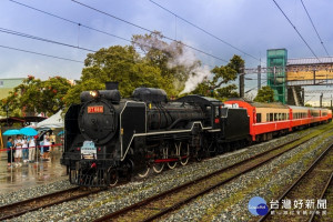 「蒸汽火車之王」DT668駛進富岡，為富岡鐵道藝術節揭開序幕。

