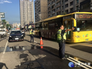 水管爆裂警方指揮交通。林重鎣攝