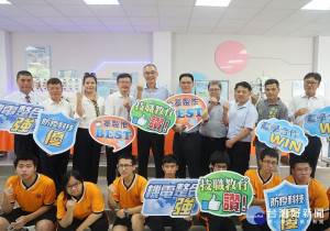 教育局媒合聖約翰科技大學及東野精機公司19日在瑞芳高工啟用「口罩製作暨機電整合類產線基地」，謝政達副市長特別出席主持啟用儀式