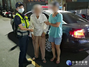 永福派出所員警們細心地協助找尋下，警員李岳霖、黃昱綸凌晨執行巡邏途中碰巧在永福國小前發現黃男身影，員警以警車護送父女倆返家團圓