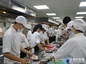 
弘光科技大學承辦環保署2020年「新星相惜」惜食夏令營，全國高中職餐飲科的60名學員挑戰零廚餘料理，加強推廣惜食不浪費食物的環境教育。（記者陳榮昌攝）

