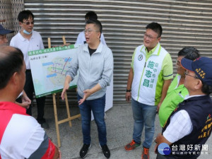 

立法院副院長蔡其昌為大甲區道路平實及交通安全，二十日舉辦會勘，爭得二千萬元路平工程費，預定年底竣工。（記者陳榮昌攝）

