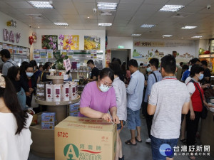 因農遊券，大里生活館生意佳。林重鎣攝