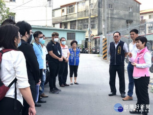 

后里區公所承租台鐵宿舍土地做為350位機車停車場，以改善火車站前停車亂問題，立委楊瓊瓔昨日會同議員、台鐵局、台中市停車管理處及區公所官員會勘，祈讓停車人免去困擾。（記者陳榮昌攝）

