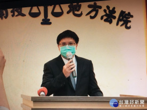 南投地院刑庭庭長陳宏瑋在宣判後主持記者會略為說明。（記者扶小萍攝）