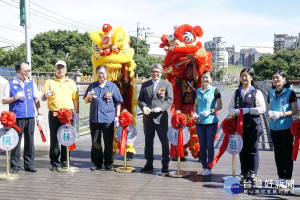 桃園市長鄭文燦與貴賓們一起為「桃林鐵路路廊活化工程大坑路至南山路段」竣工啟用進行剪綵。