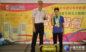 謝副市長除與各校選手拍照合影，更為全中運一人獨得7金，全國最多金「最強國中生」體操選手莊佳龍戴上冠軍戒指
