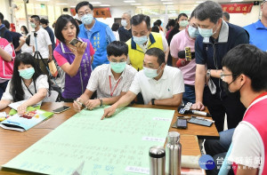 侯友宜22日親至三重區域會議，除分享自身經驗勉勵與會青年，也和他們面對面討論，盼藉此推出更貼合市民需求的青年就業政策