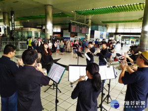 「Let’s Play小號重奏團」學生演奏家現身高鐵桃園站，吸引許多來往的旅客佇足聆聽。

