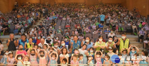 三峽區公所週末在安溪國中舉辦親子月光電影欣賞活動，播放票選最受歡迎動畫影片「冰雪奇緣2」
