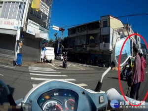 警員貼心護老。林重鎣翻攝