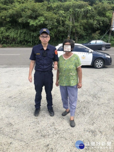 老婦迷失方向　熱心警協助返家（圖／大湖分局提供）