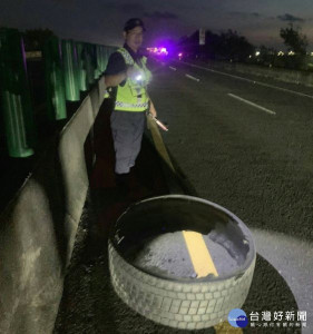 聯結車行經台61線爆胎胎皮散落，後續車輛輾壓波及受損，下崙警方冒險將散落路中央的輪胎皮拖走，避免交通危險。