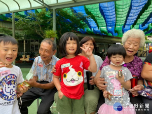 響應祖父母節 朝陽科大推動幼老共園受好評。林重鎣攝