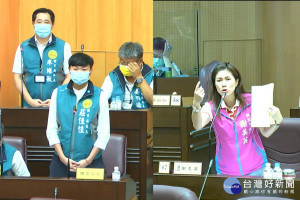 針對「桃園市民運動日」，桃園市議員謝美英質詢市府體育局長莊佳佳。