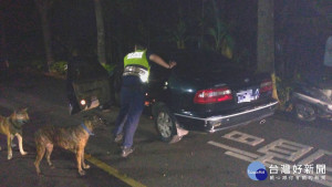 八旬老翁車輛拋錨　熱心警協助推車（圖／潮州分局）