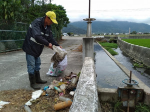 台東關山人工濕地每月撈除150公斤垃圾　環保局籲：麥擱丟了