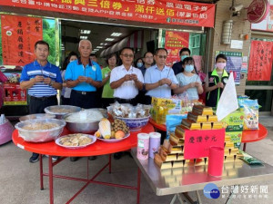 
大安區農會二十八日舉辦中元普渡祭好兄弟，豐盛的飛天豬安農五寶祭品，拜好兄弟不失禮，吸引了不少鄰人圍觀。（記者陳榮昌攝）

