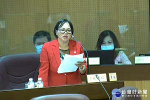 針對候變遷防災面臨嚴峻挑戰，桃園市議員林俐玲於議事堂上提出質詢。