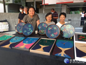 張賽青（中）致力於漆工藝消費教育。（記者扶小萍攝）