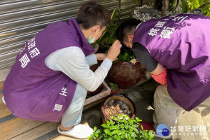 桃園市續增第14例登革熱本土病例，市府防疫人員進行登革熱查核及孳生清除。