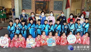 下崙福安宮與下崙國小舉辦「新生開筆禮」，邀請縣長張麗善及縣議員蔡孟真等，為小一新生開啟智慧之門，祝福品學兼優、德才兼備，將來平步青雲。