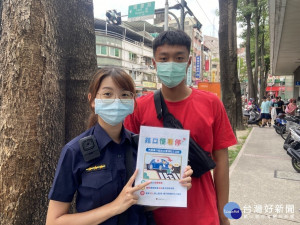 路口安全交通大執法。板橋警方為提升用路人交通知識，會同義交協勤人員至轄內火車站及易肇事路口等處所加強宣導