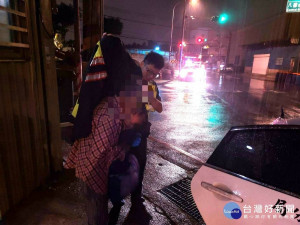 八旬老婦迷途大雨中，警用外套幫擋雨並助返家。

