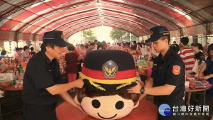 龍潭分局為宣導「路口安全大執法」，特地找來警察大頭娃娃，搭配中元普渡習俗活動。

