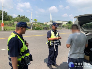 全國展開1個月「路口大執法」勤務，北港警分局針對易肇事路口，加強取締車不讓人、行人違反路權及闖紅燈行為，呼籲用路人確實遵守交通規則。