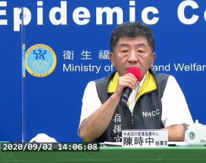 中央流行疫情指揮中心2日在武肺例行記者會上宣布，台灣新增1例武肺境外移入病例，為40多歲印尼籍男性船員。（圖／衛福部疾管署YouTube）