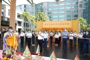 新北市長侯友宜2日（農曆7月15日）下午1點率新北市府各機關首長及員工，在市民廣場舉行109年度中元普渡祭典