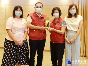 衛生局今年又在「營造健康生活環境」評比項目奪魁，贏得雙料冠軍。局長陳潤秋2日於市政會議獻奬給市長侯友宜，並與新北市民分享雙冠王的榮耀