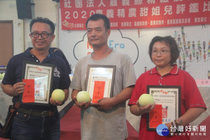 甜瓜評鑑冠軍新港鄉戴永坤（中）；亞軍新港鄉林家如（右）；季軍太保市謝俊宏（左）