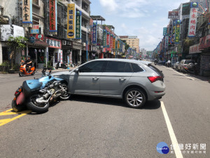 芮姓駕駛違規大迴轉，柯姓騎士煞車不及撞擊該車，造成柯姓騎士腳部受傷。

