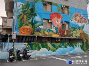 中和區正行里去（108）年選定連接後巷的里內公園，完成一區「甜甜童畫世界」牆面彩繪，由於畫風可愛、色彩繽紛，頗受里民及路過民眾的好評