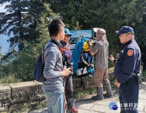 塔塔加登山口入園查核情形 (圖片/玉管處提供)
