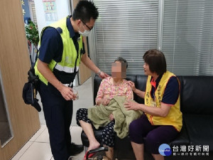 員警和志工闗心老婦人。林重鎣攝