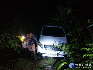 草屯雙冬派出所員警深夜入山區救援。（草屯分局提供）