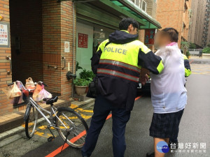 
老翁雨中騎行自摔，平鎮警冒雨馳援。
