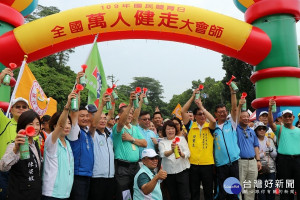 嘉義市蘭潭萬人健走活動，參加人數超過3萬5000人，盛況空前創下新紀錄／陳致愷翻攝